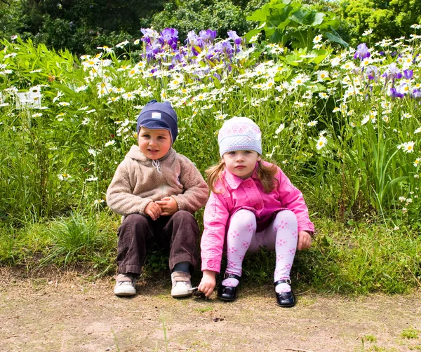 男の子と女の子の公園で — ストック写真