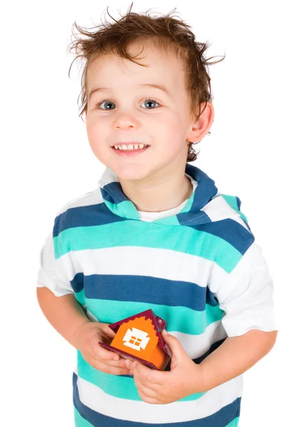 Sorrindo menino segurar uma casa de brinquedo isolado em branco — Fotografia de Stock
