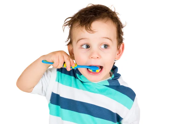 Junge reinigt Zähne isoliert auf weiß — Stockfoto