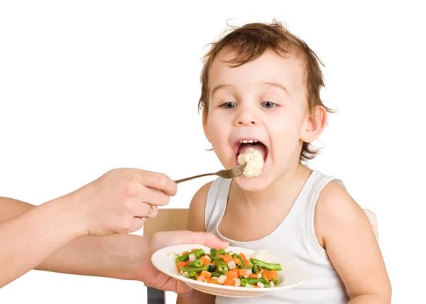 Kleiner Junge probiert Gemüsesalat — Stockfoto