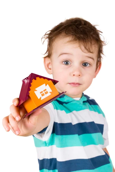 De kleine jongen geeft het speelgoed huis — Stockfoto