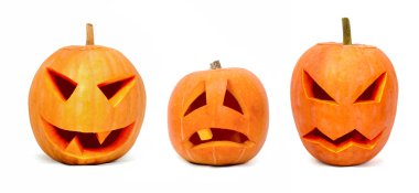 Beyaz arka plan üzerinde izole üç duygusal halloween kabaklar