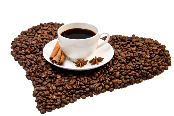 Witte kopje koffie op hart gevormde koffie bonen — Stockfoto