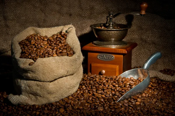 Kahve çekirdekleri, Kahve değirmeni ve metal kaşık natürmort çuvalı — Stok fotoğraf