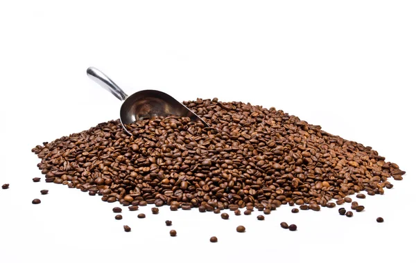 Cuchara de metal parcialmente enterrado en granos de café montón —  Fotos de Stock