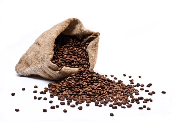 Saco de grãos de café com grãos espalhados — Fotografia de Stock