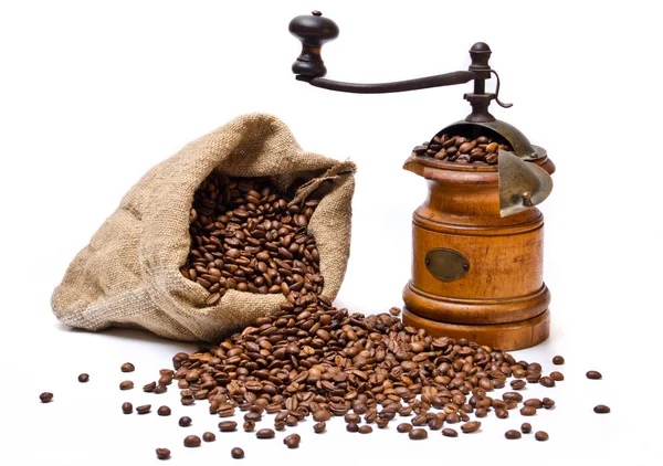 Kávová zrna pytel s rozptýleným fazole a dřevěný mlýnek na kávu — Stock fotografie