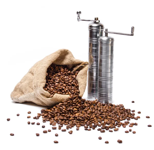 Kávé bab zsák szétszórt babbal és fém kávédarálók — Stock Fotó
