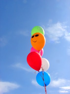 mavi gökyüzünde birçok renkli balon