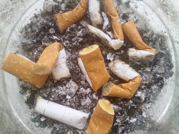 Fesses de cigarettes dans le cendrier — Photo