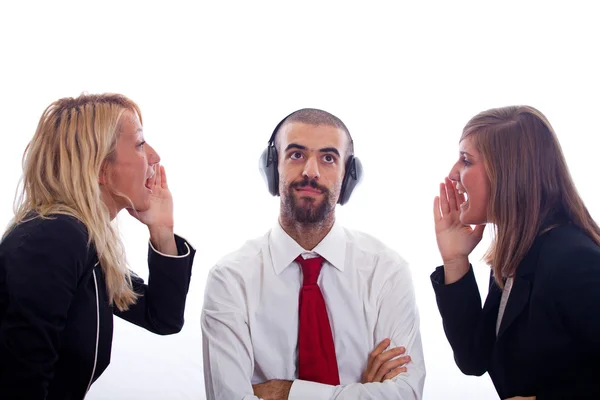 Geschäftsmann mit Ohrenschutz zwischen zwei schreienden Geschäftsfrauen — Stockfoto