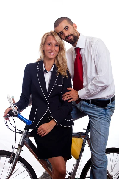 Jeune homme d'affaires et femme d'affaires sur un vélo — Photo