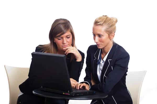 Twee jonge zakenvrouw met laptop — Stockfoto