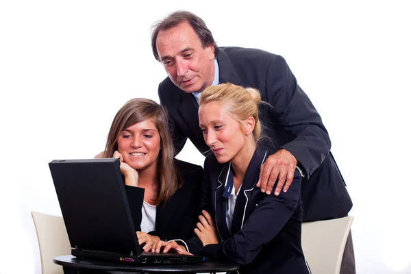 Starszy biznesmen z interesu młody wygląd komputera — Zdjęcie stockowe