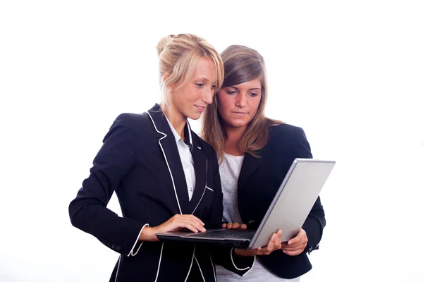 Två unga affärskvinna med laptop — Stockfoto