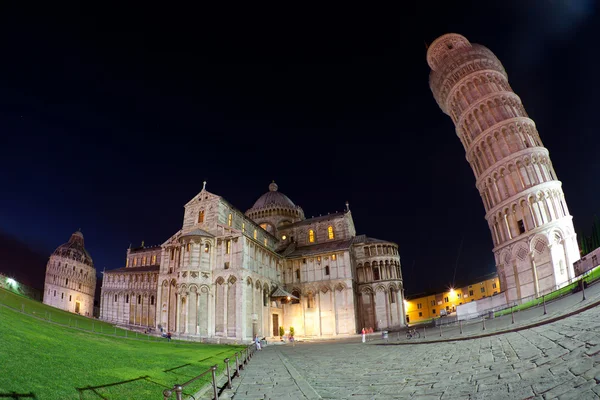 Kathedraal van Pisa en scheve toren, "piazza dei miracoli", vissen-oog — Stockfoto