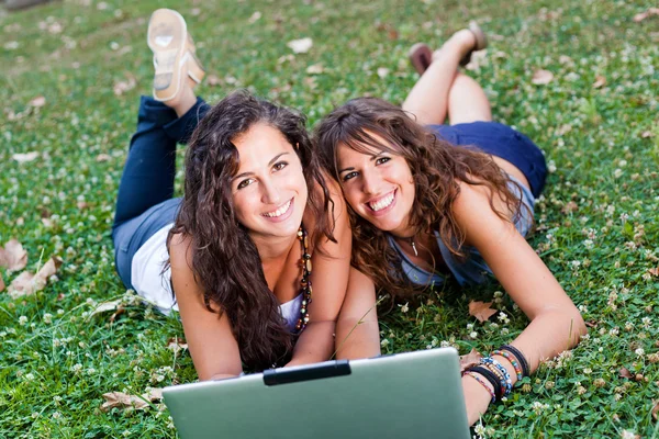 Два молода жінка з ноутбука ПК в парку — стокове фото