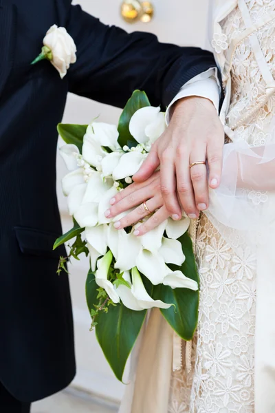 Νύφη και γαμπρός χέρι με το γαμήλιο δαχτυλίδι — Φωτογραφία Αρχείου