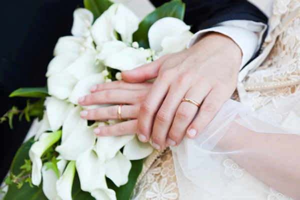 Νύφη και γαμπρός χέρι με το γαμήλιο δαχτυλίδι — Φωτογραφία Αρχείου