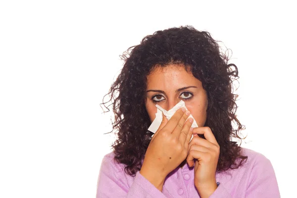 Joven mujer enferma sonarse la nariz — Foto de Stock