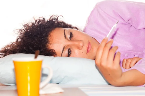 Joven mujer enferma acostada en la cama — Foto de Stock