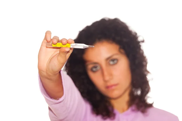 Ung sjuk kvinna ser att termometern — Stockfoto