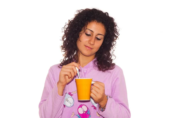 Genç kadın hasta İçecek sıcak içecek — Stok fotoğraf