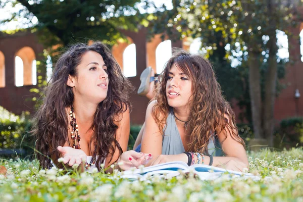 Dvě mladé ženy studie togheter v parku — Stock fotografie