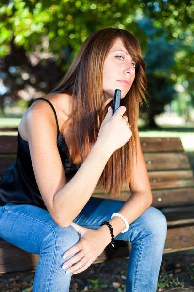 Młoda kobieta, wpisując na telefon — Zdjęcie stockowe