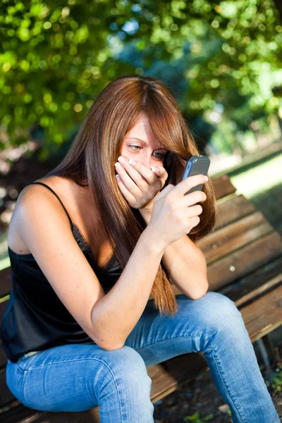 Молода жінка набирає по телефону — стокове фото