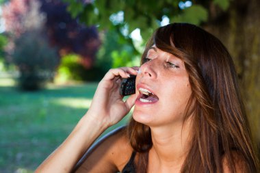 genç kadın talk telefon ve duman