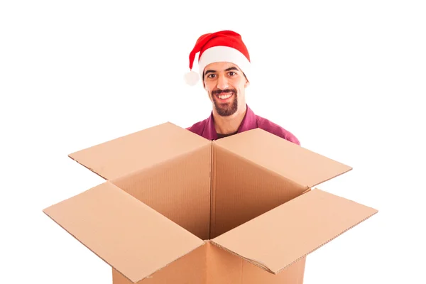 Jovem com chapéu de Natal e caixa vazia — Fotografia de Stock