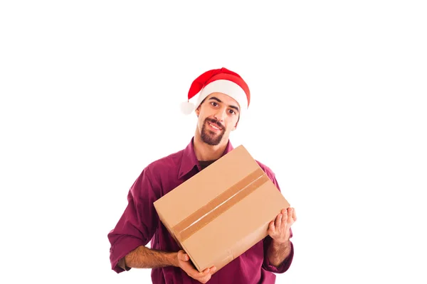 Jeune homme avec chapeau de Noël tenant une boîte — Photo