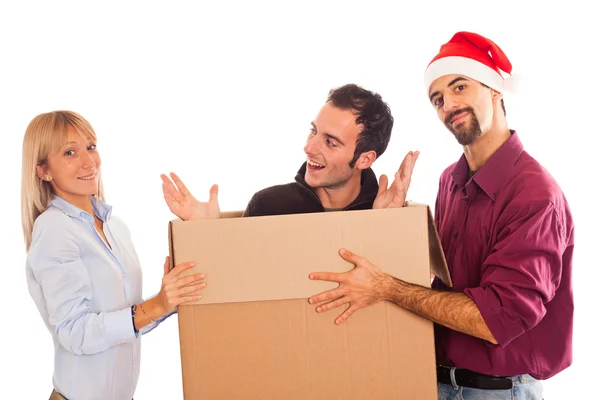 Garoto de entrega com chapéu de Natal, presente para mulher — Fotografia de Stock