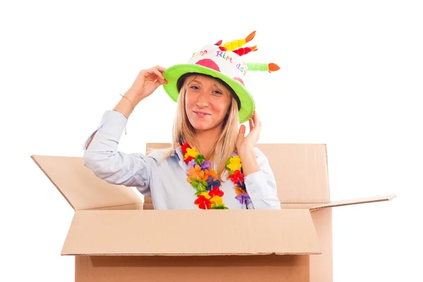 Mujer joven feliz dentro de una caja, sorpresa de cumpleaños —  Fotos de Stock