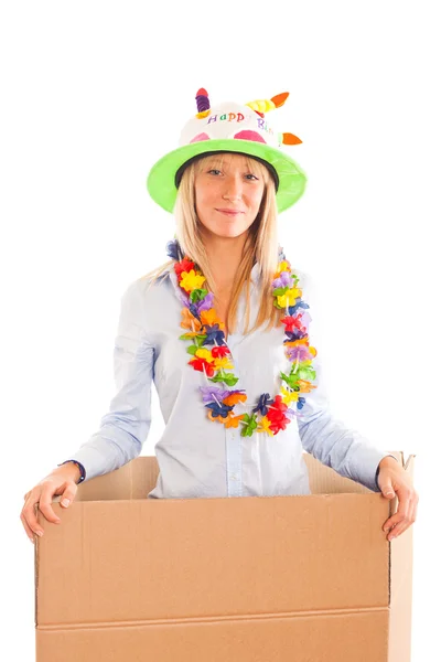 Glad ung kvinna inne i en låda, födelsedag överraskning — Stockfoto