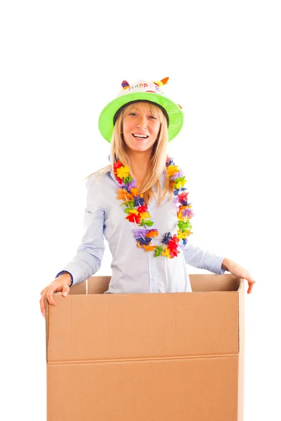 Šťastná mladá žena uvnitř krabice, narozeninové překvapení — Stock fotografie