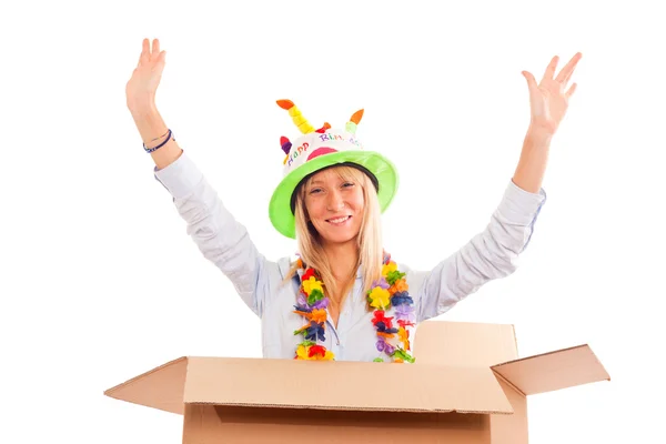 Mujer joven feliz dentro de una caja, sorpresa de cumpleaños —  Fotos de Stock
