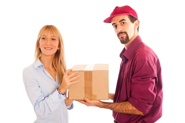 Ragazzo di consegna con scatola per giovane donna — Foto Stock