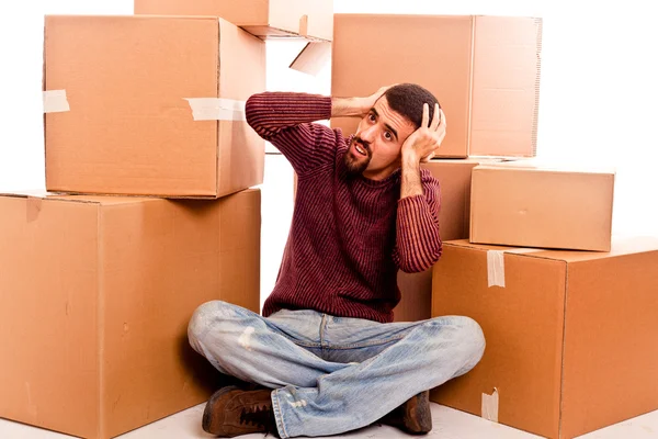 Hombre joven estresado en movimiento inundado de cajas —  Fotos de Stock