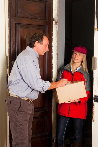 Female Courier Deliver a Box — Stock Photo, Image