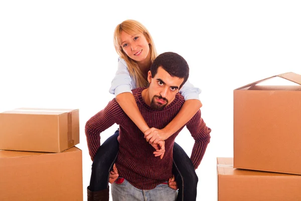 Молода пара на переїзді - чоловік піггі-бек жінка — стокове фото