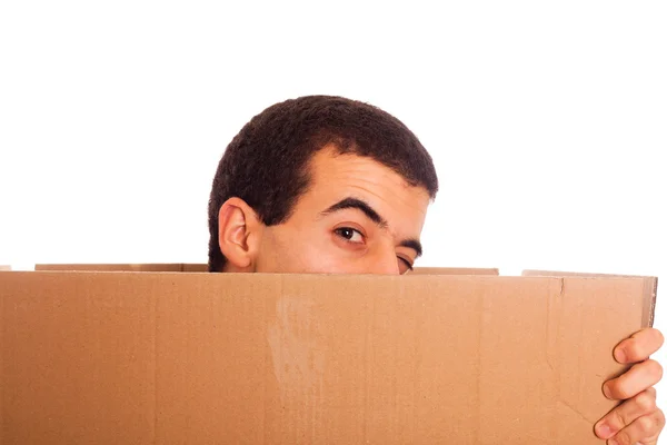 Junger Mann hält leeren Karton mit Kopierplatz — Stockfoto