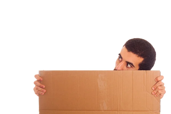 Junger Mann hält leeren Karton mit Kopierplatz — Stockfoto