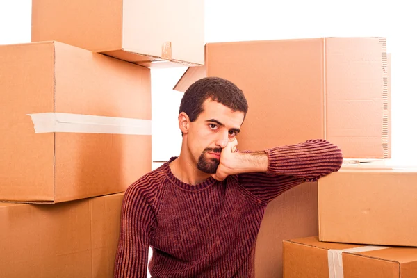 Hombre joven estresado en movimiento inundado de cajas —  Fotos de Stock
