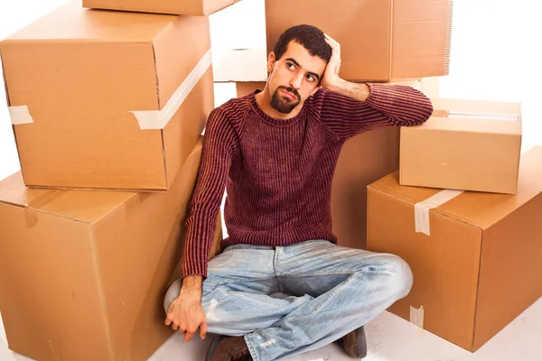 Stressato giovane uomo su spostamento sommerso con scatole — Foto Stock