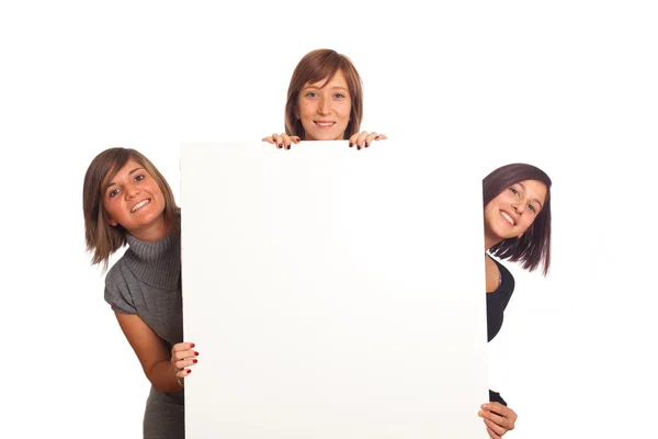 Trzy piękne dziewczyny przytrzymanie puste billboard — Zdjęcie stockowe