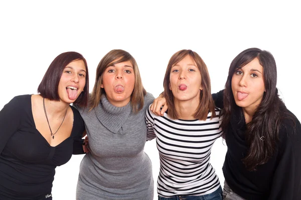 Vier glückliche Mädchen grimmig mit herausgestreckter Zunge — Stockfoto