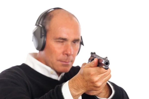 Homem apontando uma arma em fundo branco — Fotografia de Stock