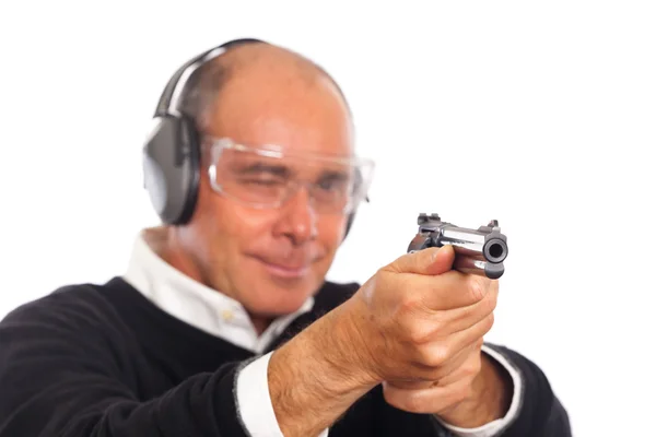 Άνθρωπος που δείχνει ένα πυροβόλο όπλο σε άσπρο φόντο — Φωτογραφία Αρχείου